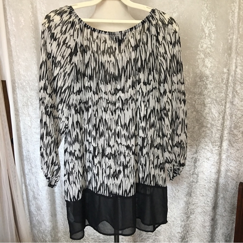 AB Studio sheer tunic Blouse in black and white Chevron  Size Medium